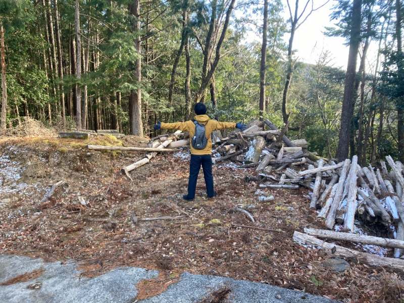 山林内　道路沿いの平坦地