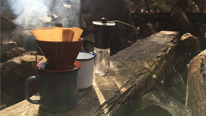山小屋でコーヒーを飲む