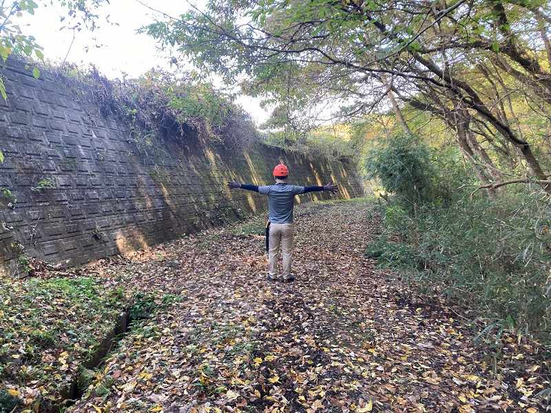 前面道路※水路を挟み右側対象
